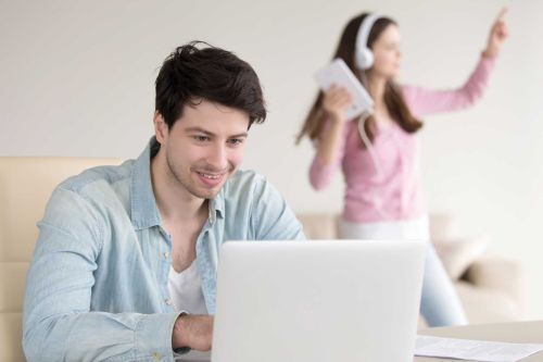 Junger Mann am Computer
